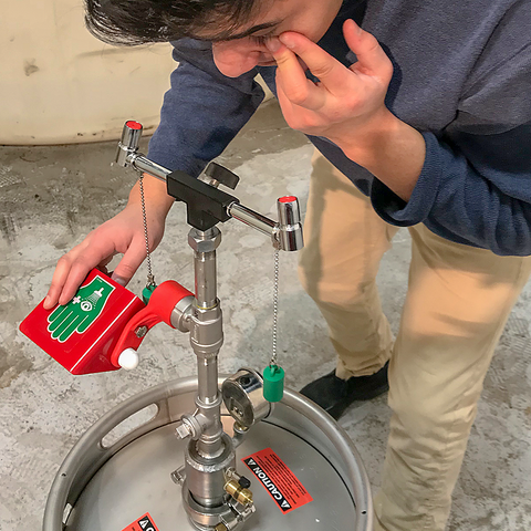 Portable self-contained pressurized eye wash - 15 US gallon Portable self-contained pressurized eye wash - 15 US gallon